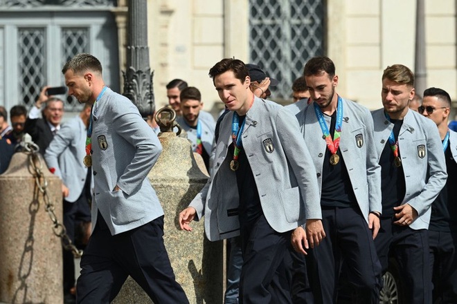 Tuyển Italy hãnh diện mang cúp bạc Euro 2020 tới diện kiến Tổng thống - Ảnh 5.