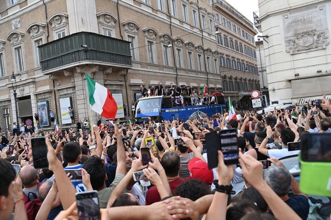 Hàng vạn người xuống đường xem Italy cầm cúp diễu hành mừng chức vô địch Euro 2020: Cầu thủ đốt pháo sáng - Ảnh 7.