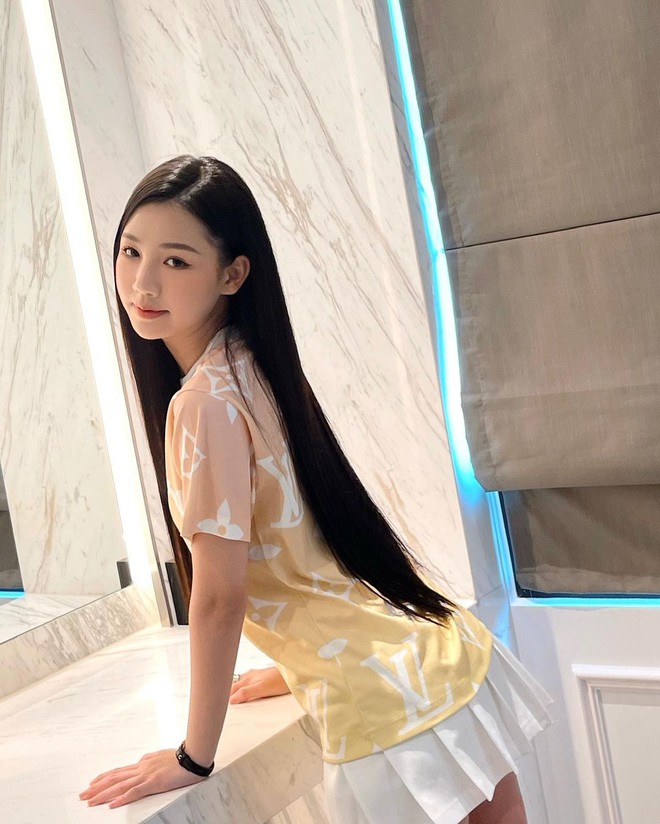 Góc tiết kiệm mùa dịch: Jennie đi chơi diện lại đồ cũ từ năm ngoái, Khánh Vân diện hoài đôi sneaker từ lúc đi thi tới lúc hết cách ly - Ảnh 3. Góc tiết kiệm mùa dịch: Jennie đi chơi diện lại đồ cũ từ năm ngoái, Khánh Vân diện hoài đôi sneaker từ lúc đi thi tới lúc hết cách ly - Ảnh 3.