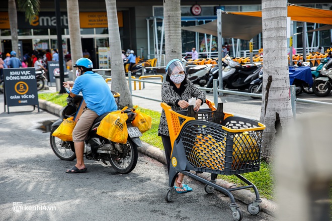 Người dân TP.HCM xếp hàng dài, kiên nhẫn chờ đợi hàng tiếng đồng hồ để vào siêu thị ngày giãn cách - Ảnh 7.