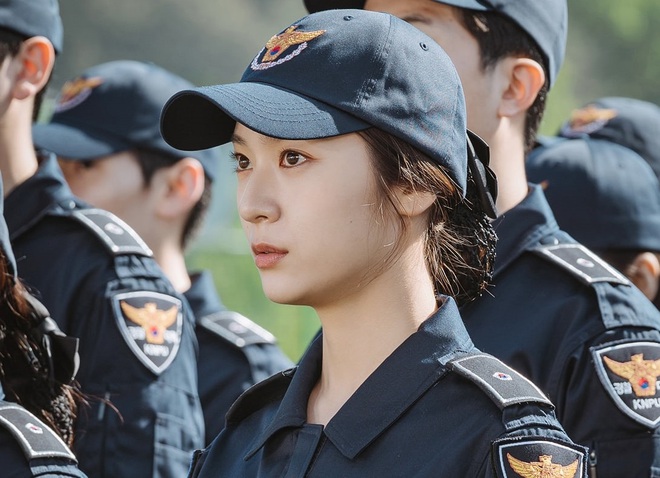 Dân mạng phát rồ với visual của nữ cảnh sát Krystal ở phim mới, xinh thế này nhất định phải xem phim rồi! - Ảnh 3.