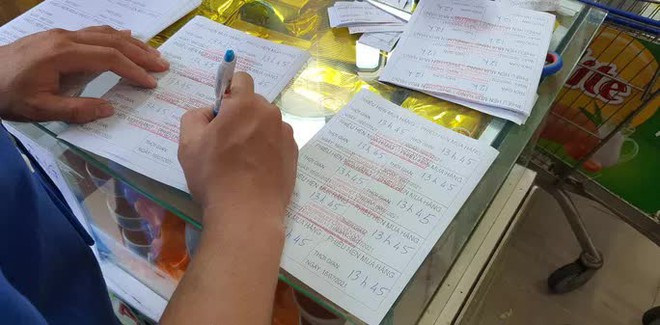 Si&ecirc;u thị ở TP.HCM giảm qu&aacute; tải v&igrave; ph&aacute;t phiếu hẹn giờ, cho nh&acirc;n vi&ecirc;n mua h&agrave;ng gi&ugrave;m kh&aacute;ch - Ảnh 1.