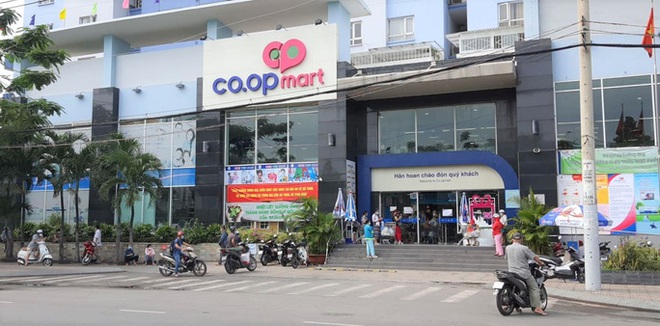 Si&ecirc;u thị ở TP.HCM giảm qu&aacute; tải v&igrave; ph&aacute;t phiếu hẹn giờ, cho nh&acirc;n vi&ecirc;n mua h&agrave;ng gi&ugrave;m kh&aacute;ch - Ảnh 3.