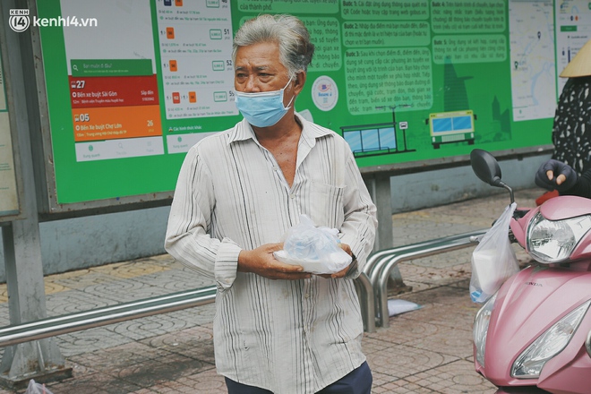 Chuyện ấm lòng khi Sài Gòn giãn cách: Hội chị em miệt mài nấu hàng trăm phần cơm, đi khắp nơi để tặng cho người khó khăn - Ảnh 10.