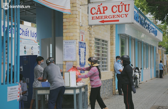 Chuyện ấm lòng khi Sài Gòn giãn cách: Hội chị em miệt mài nấu hàng trăm phần cơm, đi khắp nơi để tặng cho người khó khăn - Ảnh 13.