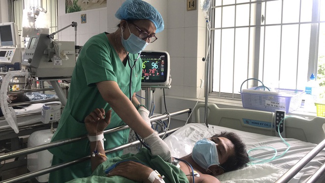 T&eacute; l&uacute;c cưa c&acirc;y thu&ecirc;, người đ&agrave;n &ocirc;ng ngh&egrave;o bị cọc bần đ&acirc;m thấu hạ vị - Ảnh 3.