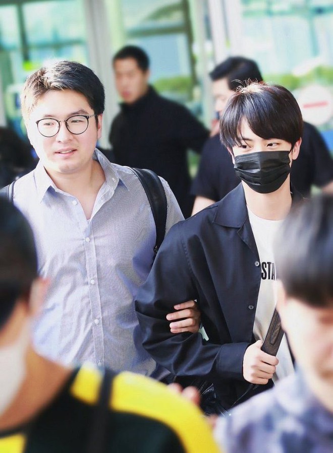 Cựu quản l&yacute; idol Kpop tiết lộ l&yacute; do ra tay đẩy fan đầy th&ocirc; lỗ v&agrave; v&igrave; sao thần tượng phải từ chối nhận qu&agrave; từ fan - Ảnh 4.