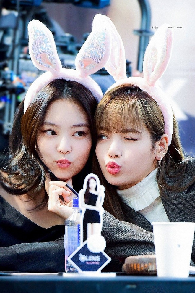 Cựu quản l&yacute; idol Kpop tiết lộ l&yacute; do ra tay đẩy fan đầy th&ocirc; lỗ v&agrave; v&igrave; sao thần tượng phải từ chối nhận qu&agrave; từ fan - Ảnh 5.
