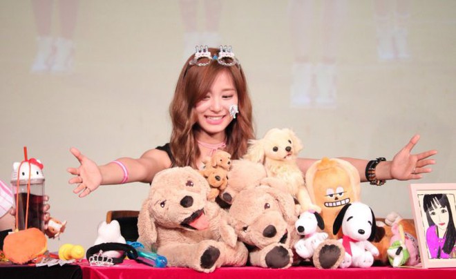Cựu quản l&yacute; idol Kpop tiết lộ l&yacute; do ra tay đẩy fan đầy th&ocirc; lỗ v&agrave; v&igrave; sao thần tượng phải từ chối nhận qu&agrave; từ fan - Ảnh 6.