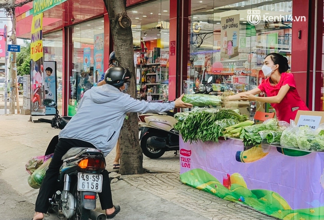 TP.HCM: Cửa hàng Con Cưng bắt đầu bán rau củ, người dân thấy giá bình dân nên mua luôn - Ảnh 11.