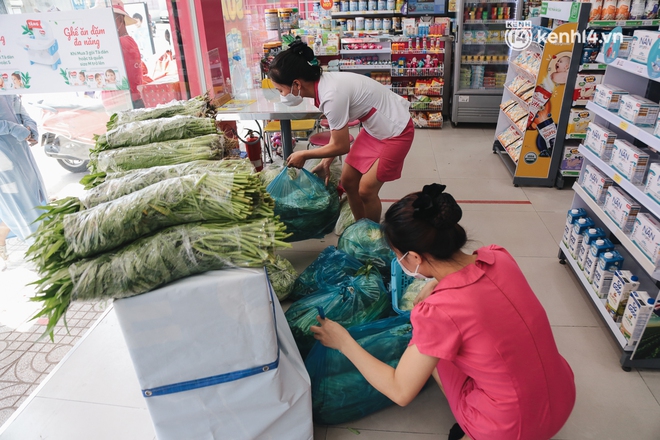 TP.HCM: Cửa hàng Con Cưng bắt đầu bán rau củ, người dân thấy giá bình dân nên mua luôn - Ảnh 2.