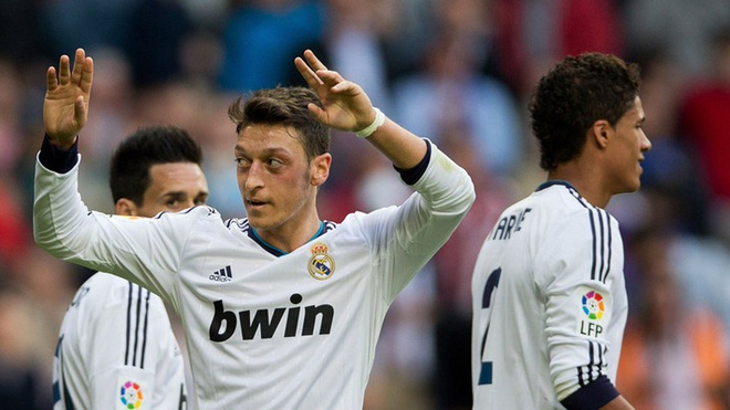 Chủ tịch Real Madrid tiết lộ tiền vệ Ozil bị cắm sừng bởi nhiều ngôi sao nổi tiếng - Ảnh 1.