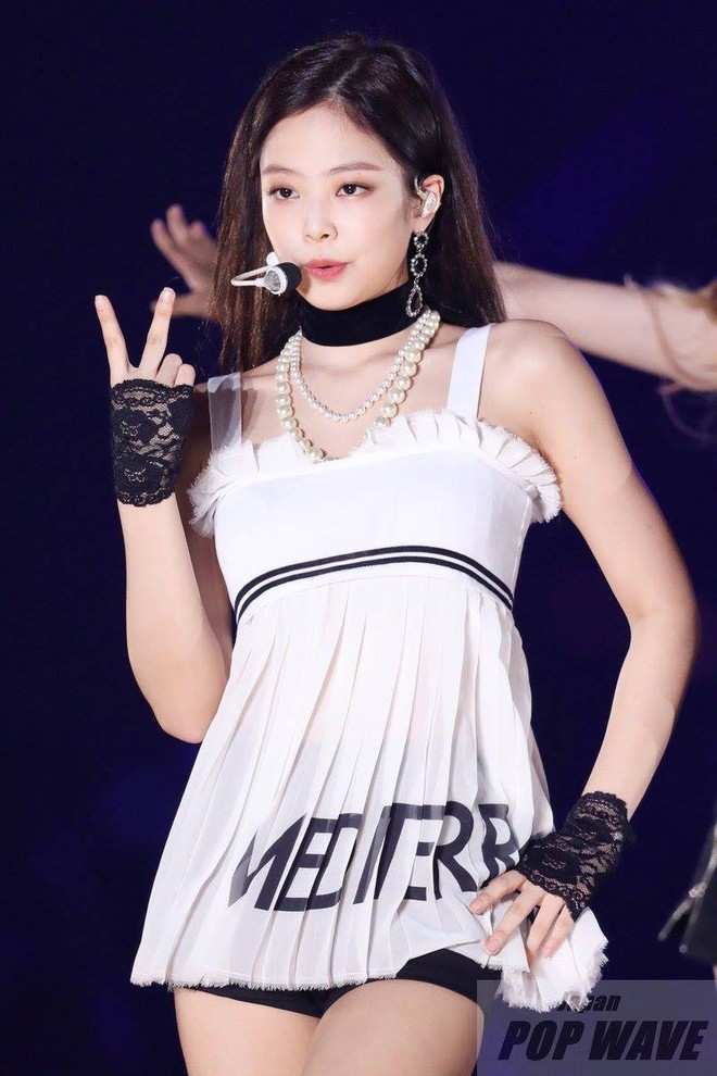 Nghiện mặc váy⁄áo babydoll, Jennie cũng tới ngày "đụng độ" với tiền bối đình đám - Ảnh 1. Nghiện mặc váy⁄áo babydoll, Jennie cũng tới ngày "đụng độ" với tiền bối đình đám - Ảnh 1.