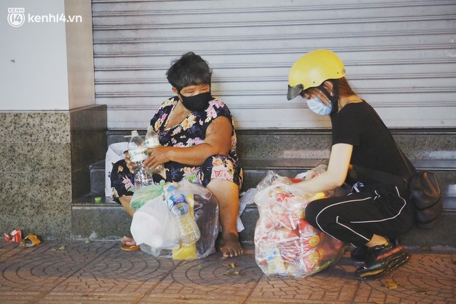 Phát một hộp cơm, tặng một phần gạo và câu chuyện từ thiện từ những người trong cuộc ở Sài Gòn: Của cho không bằng cách cho - Ảnh 2.
