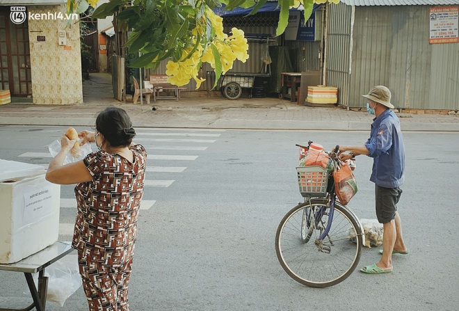 Phát một hộp cơm, tặng một phần gạo và câu chuyện từ thiện từ những người trong cuộc ở Sài Gòn: Của cho không bằng cách cho - Ảnh 5.