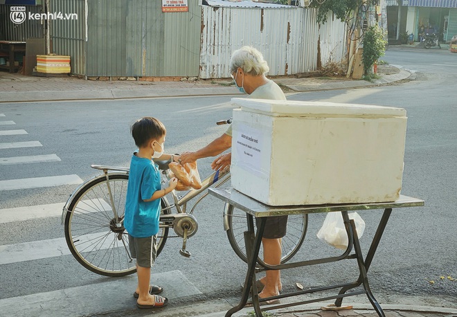 Phát một hộp cơm, tặng một phần gạo và câu chuyện từ thiện từ những người trong cuộc ở Sài Gòn: Của cho không bằng cách cho - Ảnh 5.