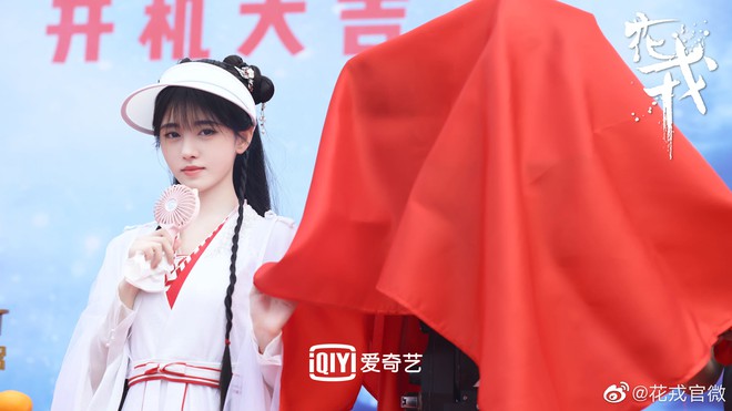 C&uacute;c Tịnh Y tập t&agrave;nh l&agrave;m g&aacute;i hư yang hồ ở hậu trường phim mới, ai d&egrave; lộ kiểu t&oacute;c mẫu gi&aacute;o qu&ecirc; ơi l&agrave; qu&ecirc; lu&ocirc;n! - Ảnh 7.