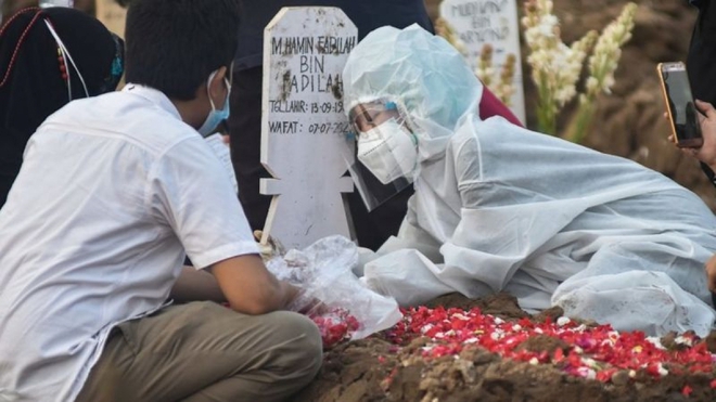 72.000 người chết do Covid-19, Indonesia đi từ khủng hoảng y tế đến khủng hoảng quan tài - Ảnh 1.