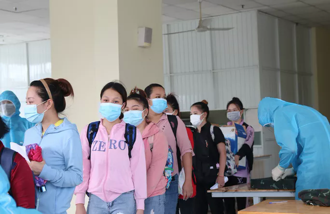 Niềm vui của h&agrave;ng trăm người ho&agrave;n th&agrave;nh c&aacute;ch ly ở TP.HCM - Ảnh 2.