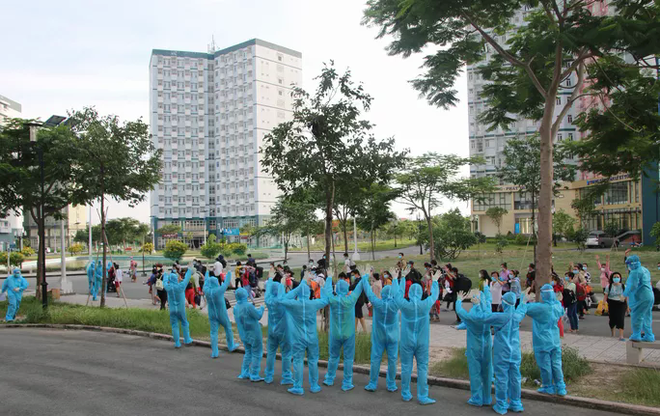 Niềm vui của h&agrave;ng trăm người ho&agrave;n th&agrave;nh c&aacute;ch ly ở TP.HCM - Ảnh 11.
