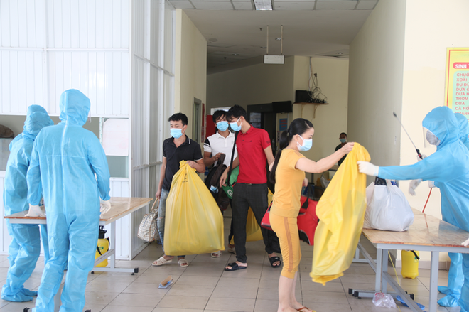 Niềm vui của h&agrave;ng trăm người ho&agrave;n th&agrave;nh c&aacute;ch ly ở TP.HCM - Ảnh 3.