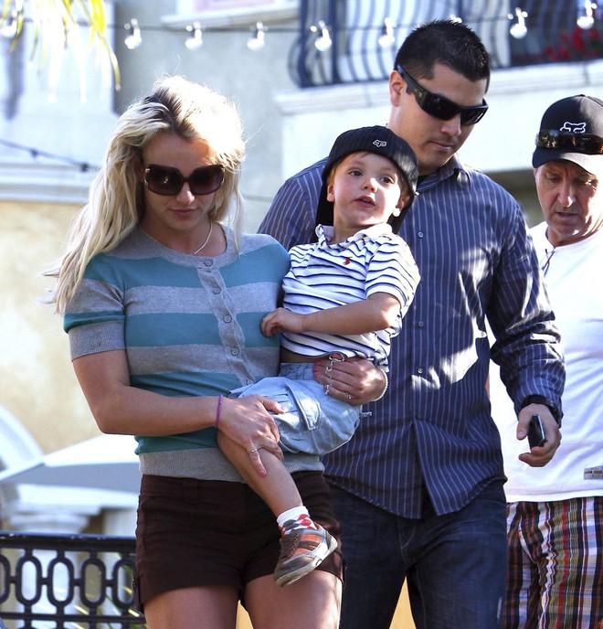 Cựu vệ sĩ của Britney Spears hé lộ tình tiết gây sốc: Nữ ca sĩ bị bắt uống 1 cốc ma túy mỗi tuần, 3 loại thuốc thần kinh và thuốc tránh thai - Ảnh 4. Cựu vệ sĩ của Britney Spears hé lộ tình tiết gây sốc: Nữ ca sĩ bị bắt uống 1 cốc ma túy mỗi tuần, 3 loại thuốc thần kinh và thuốc tránh thai - Ảnh 4.