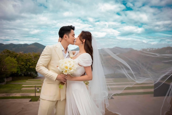 Ngày hết Cô vy, 5 couple Vbiz rộn ràng tổ chức tiệc cưới: Dàn khách mời của Phan Mạnh Quỳnh gây choáng, 1 đôi có luôn con đầu lòng! - Ảnh 12.