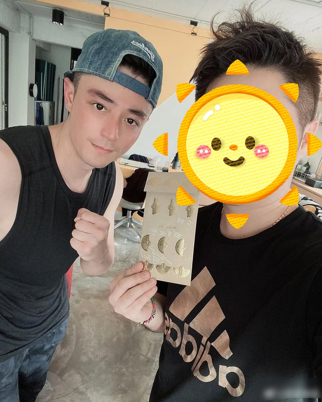 M&agrave;n lột x&aacute;c bất ngờ g&acirc;y b&atilde;o Cbiz: Từng bị ch&ecirc; l&agrave; &ocirc;ng ch&uacute; bụng phệ, nay Hoắc Kiến Hoa đ&atilde; lấy lại body cực mlem - Ảnh 3.