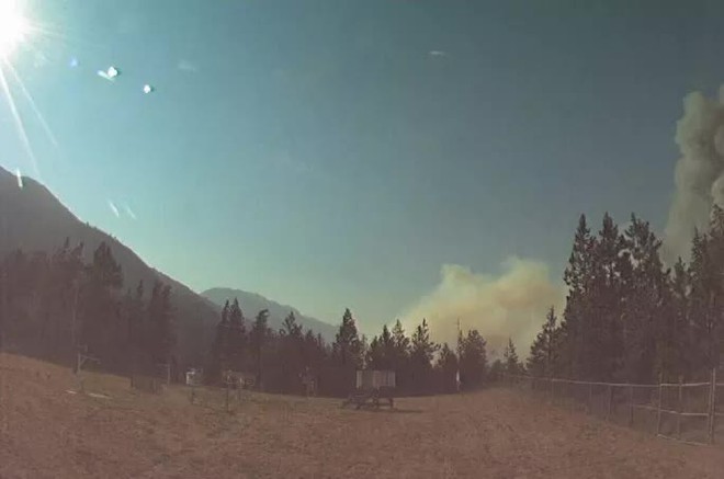 Bão lửa ở Canada gây ra 710.117 tia sét trong 15 giờ - Ảnh 2.