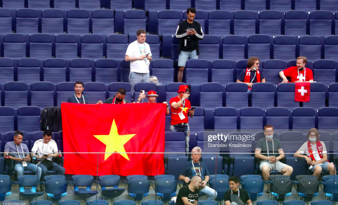 Vị trí đẹp của cờ Việt Nam tại Euro 2024: Vị trí đẹp của cờ Việt Nam tại Euro 2024 sẽ khiến cho quốc kỳ được nhìn thấy và được nhớ đến. Cờ Việt Nam sẽ được treo trên các tòa nhà chính trị, khách sạn, sân bay, và tất cả các sân bóng trên toàn thế giới. Cờ Việt Nam sẽ táo bạo và tốt hơn như là biểu tượng của sự khởi sắc.
