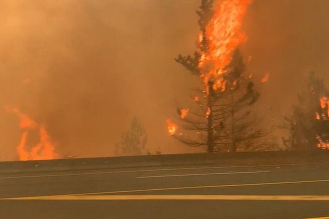 Bão lửa ở Canada gây ra 710.117 tia sét trong 15 giờ - Ảnh 3.
