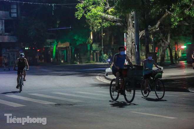 Né lực lượng chức năng, người dân Thủ đô rủ nhau tập thể dục lúc 3 giờ sáng - Ảnh 2.