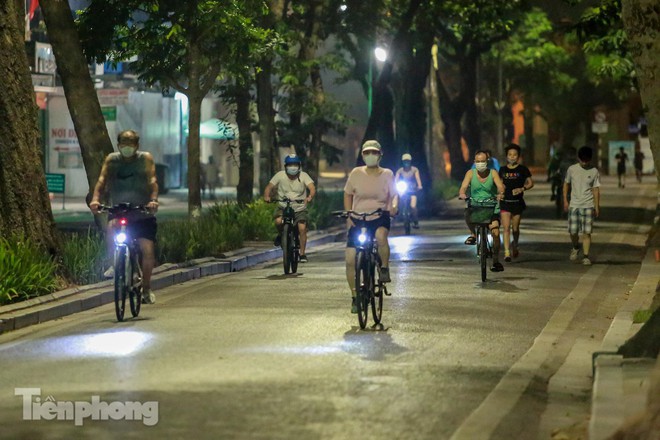 Né lực lượng chức năng, người dân Thủ đô rủ nhau tập thể dục lúc 3 giờ sáng - Ảnh 3.