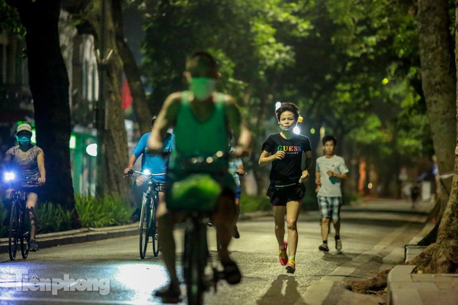 Né lực lượng chức năng, người dân Thủ đô rủ nhau tập thể dục lúc 3 giờ sáng - Ảnh 4.