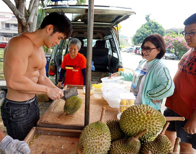 Từng nổi toàn mạng châu Á vì bức ảnh chụp trộm vu vơ ngoài chợ, “hot boy bán sầu riêng” 6 múi năm nào giờ có cuộc sống đổi đời ra sao? - Ảnh 4. Từng nổi toàn mạng châu Á vì bức ảnh chụp trộm vu vơ ngoài chợ, “hot boy bán sầu riêng” 6 múi năm nào giờ có cuộc sống đổi đời ra sao? - Ảnh 4.