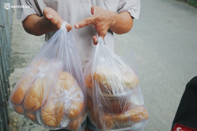 Mẹ khiếm thị, con trai nấu cơm rồi đi khắp Sài Gòn để tặng người khuyết tật: Mẹ có anh đi còn té ngã, cô chú ngoài kia chẳng biết sống sao - Ảnh 12. Mẹ khiếm thị, con trai nấu cơm rồi đi khắp Sài Gòn để tặng người khuyết tật: Mẹ có anh đi còn té ngã, cô chú ngoài kia chẳng biết sống sao - Ảnh 12.