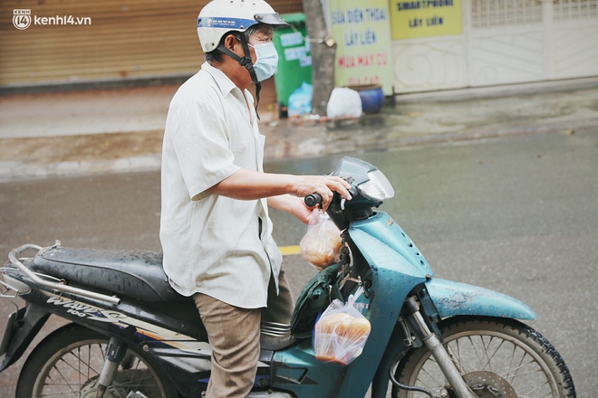 Mẹ khiếm thị, con trai nấu cơm rồi đi khắp Sài Gòn để tặng người khuyết tật: Mẹ có anh đi còn té ngã, cô chú ngoài kia chẳng biết sống sao - Ảnh 19.