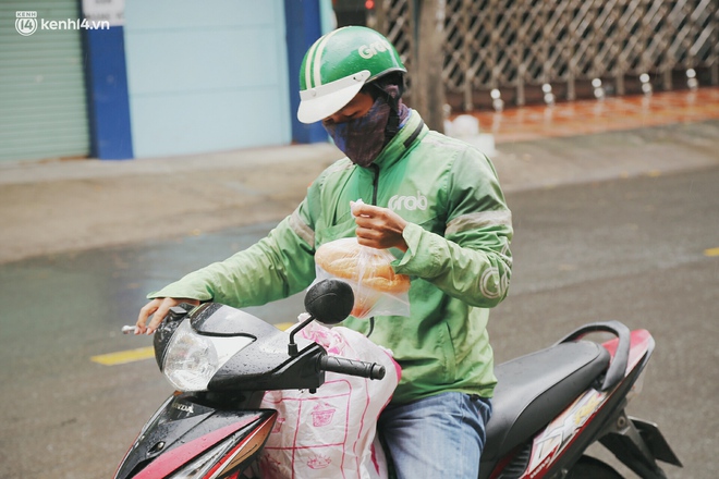 Mẹ khiếm thị, con trai nấu cơm rồi đi khắp Sài Gòn để tặng người khuyết tật: "Mẹ có anh đi còn té ngã, cô chú ngoài kia chẳng biết sống sao" - Ảnh 12. Mẹ khiếm thị, con trai nấu cơm rồi đi khắp Sài Gòn để tặng người khuyết tật: "Mẹ có anh đi còn té ngã, cô chú ngoài kia chẳng biết sống sao" - Ảnh 12.