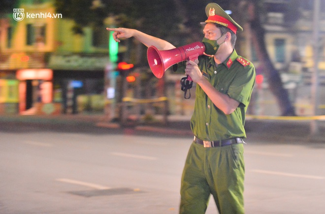 Hà Nội: Người dân né chốt, nửa đêm đến hồ Gươm tập thể dục dù công an canh gác xuyên đêm - Ảnh 5.