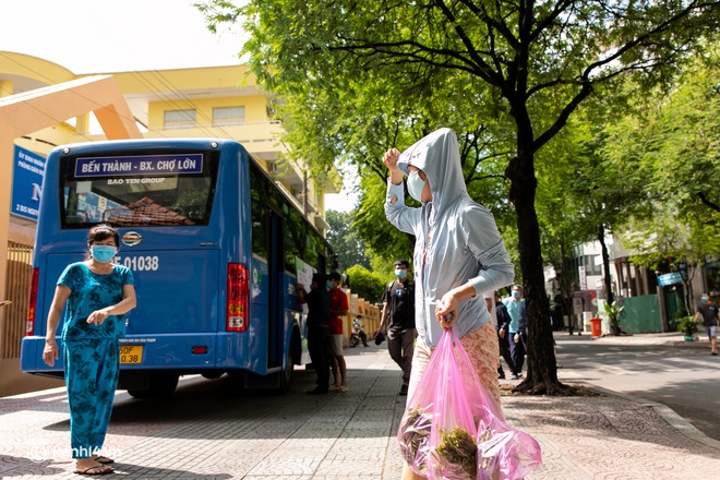 TP.HCM mở cửa hàng rau lưu động trên xe buýt cho người dân trong những ngày giãn cách xã hội - Ảnh 9.