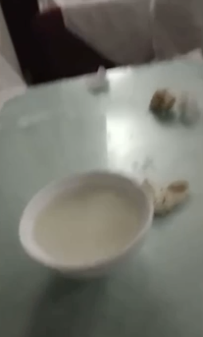 Đoàn tàu chở 735 hành khách mắc kẹt suốt 40 tiếng do mưa lũ ở Trung Quốc, cầu cứu vì cạn kiệt lương thực và có người ngất xỉu - Ảnh 4. Đoàn tàu chở 735 hành khách mắc kẹt suốt 40 tiếng do mưa lũ ở Trung Quốc, cầu cứu vì cạn kiệt lương thực và có người ngất xỉu - Ảnh 4.