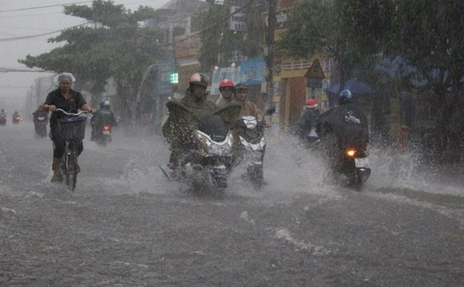 Áp thấp nhiệt đới áp sát Quảng Ninh, Hà Nội có mưa to, đề phòng lốc, sét và gió giật mạnh - Ảnh 2. Áp thấp nhiệt đới áp sát Quảng Ninh, Hà Nội có mưa to, đề phòng lốc, sét và gió giật mạnh - Ảnh 2.