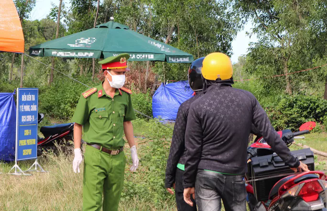Quảng Nam siết kiểm so&aacute;t, người từ Đ&agrave; Nẵng kh&ocirc;ng được v&agrave;o tỉnh - Ảnh 1.