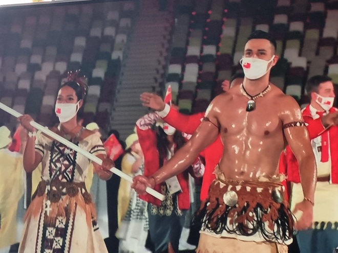 Nam thần xứ Tonga l&agrave;m đi&ecirc;n đảo mạng x&atilde; hội với m&agrave;n cởi trần khoe body cơ bắp b&oacute;ng nhẫy tại lễ khai mạc Olympic 2020 - Ảnh 4.
