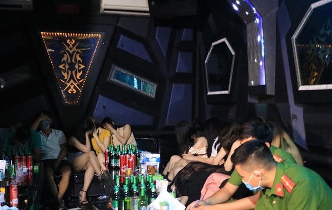 36 dân chơi dương tính ma túy trong tiệc sinh nhật tại quán karaoke - Ảnh 1.