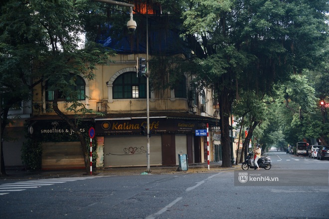Hà Nội ngày đầu thực hiện giãn cách xã hội theo Chỉ thị 16: Đường phố vắng lặng, hàng quán đóng kín cửa im lìm - Ảnh 3. Hà Nội ngày đầu thực hiện giãn cách xã hội theo Chỉ thị 16: Đường phố vắng lặng, hàng quán đóng kín cửa im lìm - Ảnh 3.