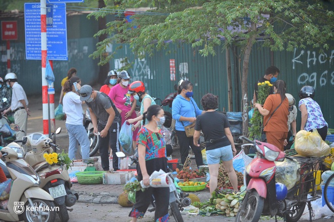 Ảnh: Từ sáng sớm, các khu chợ ở Hà Nội đã đông nghẹt người mua hàng - Ảnh 5.