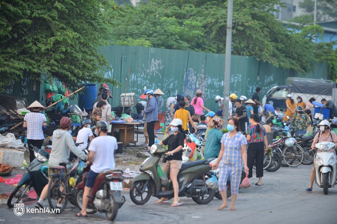  Ảnh: Từ sáng sớm, các khu chợ ở Hà Nội đã đông nghẹt người mua hàng - Ảnh 6.