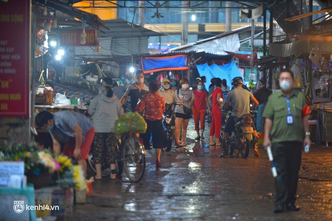  Ảnh: Từ sáng sớm, các khu chợ ở Hà Nội đã đông nghẹt người mua hàng - Ảnh 3.