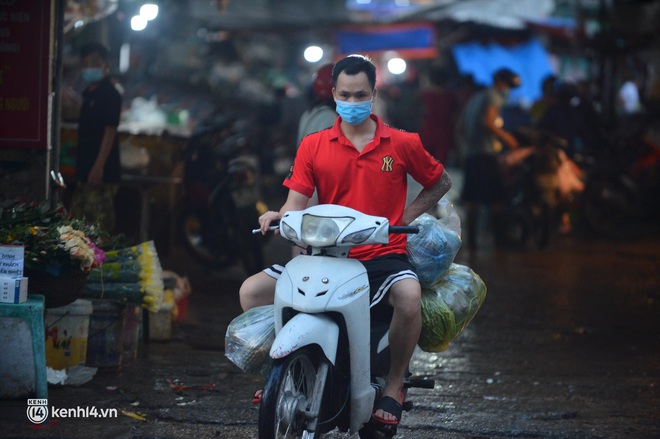  Ảnh: Từ sáng sớm, các khu chợ ở Hà Nội đã đông nghẹt người mua hàng - Ảnh 2.